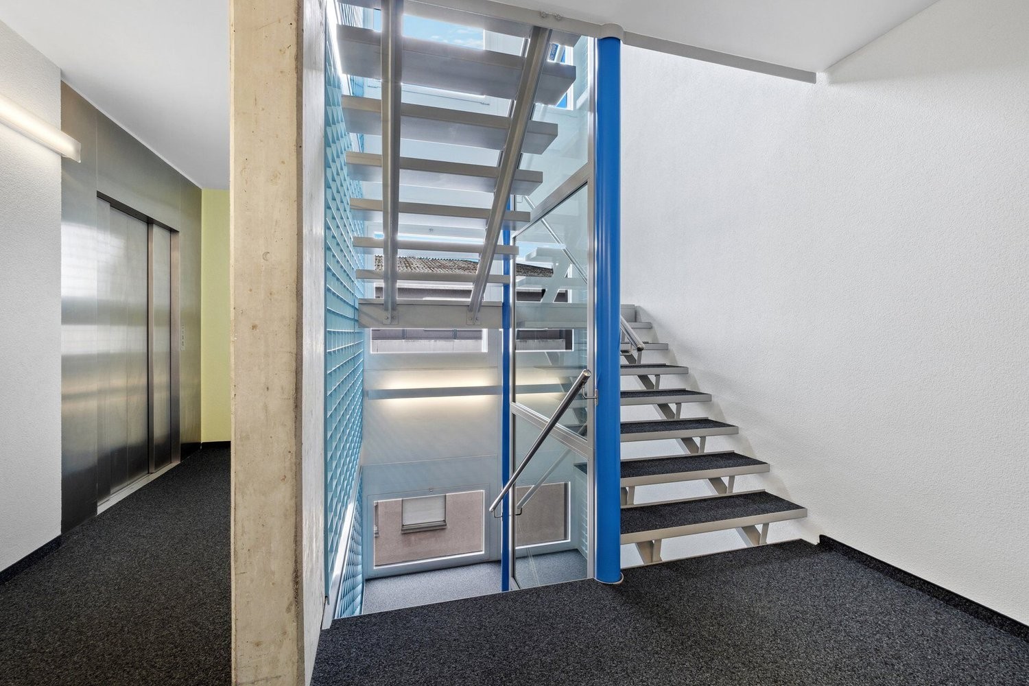 230m² storage room