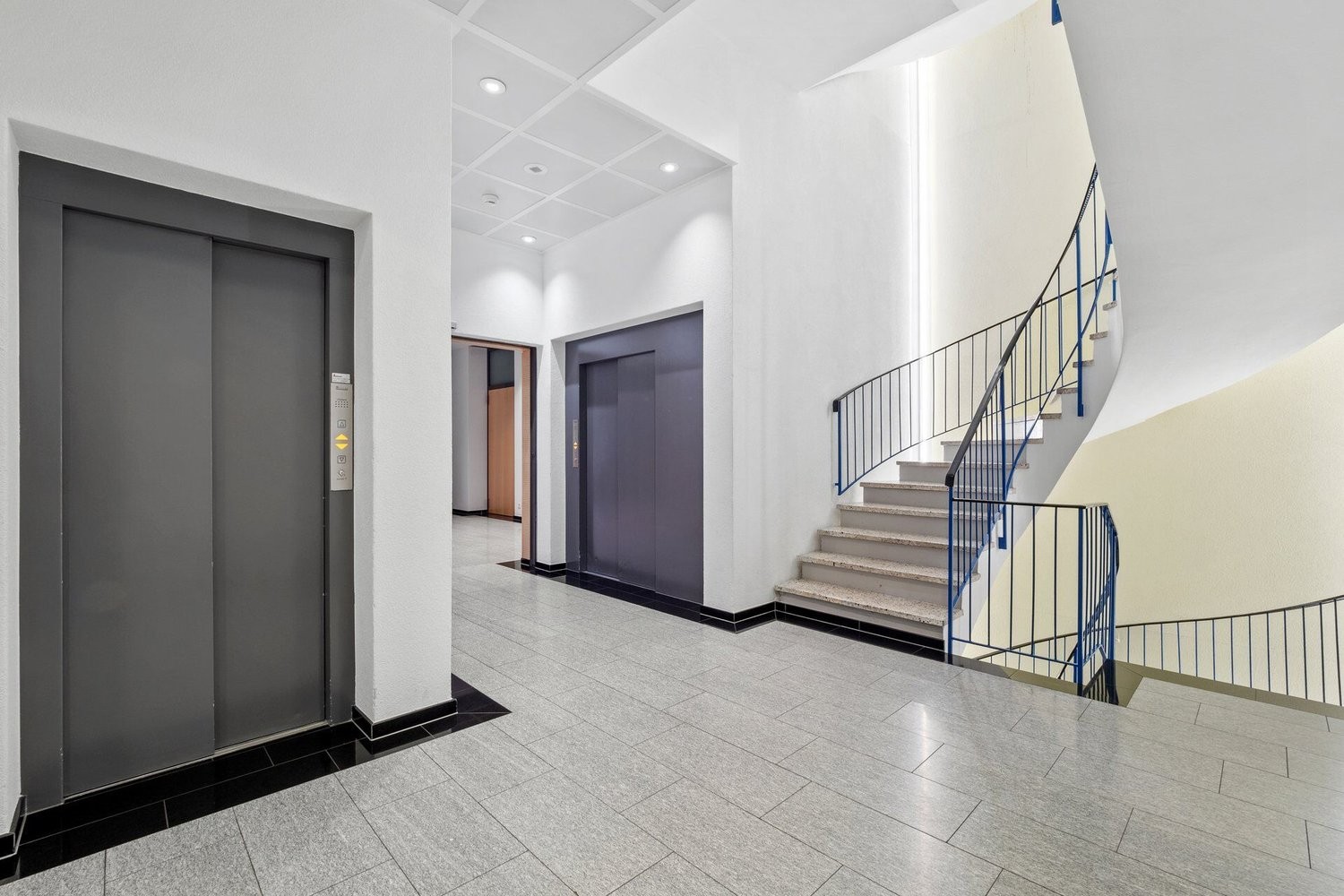 230m² storage room
