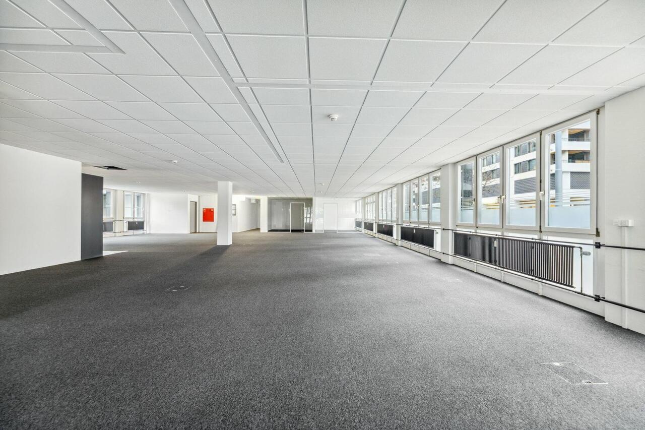 351m² office