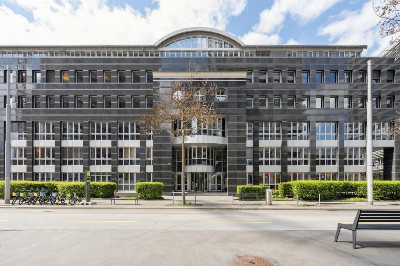 351m² office