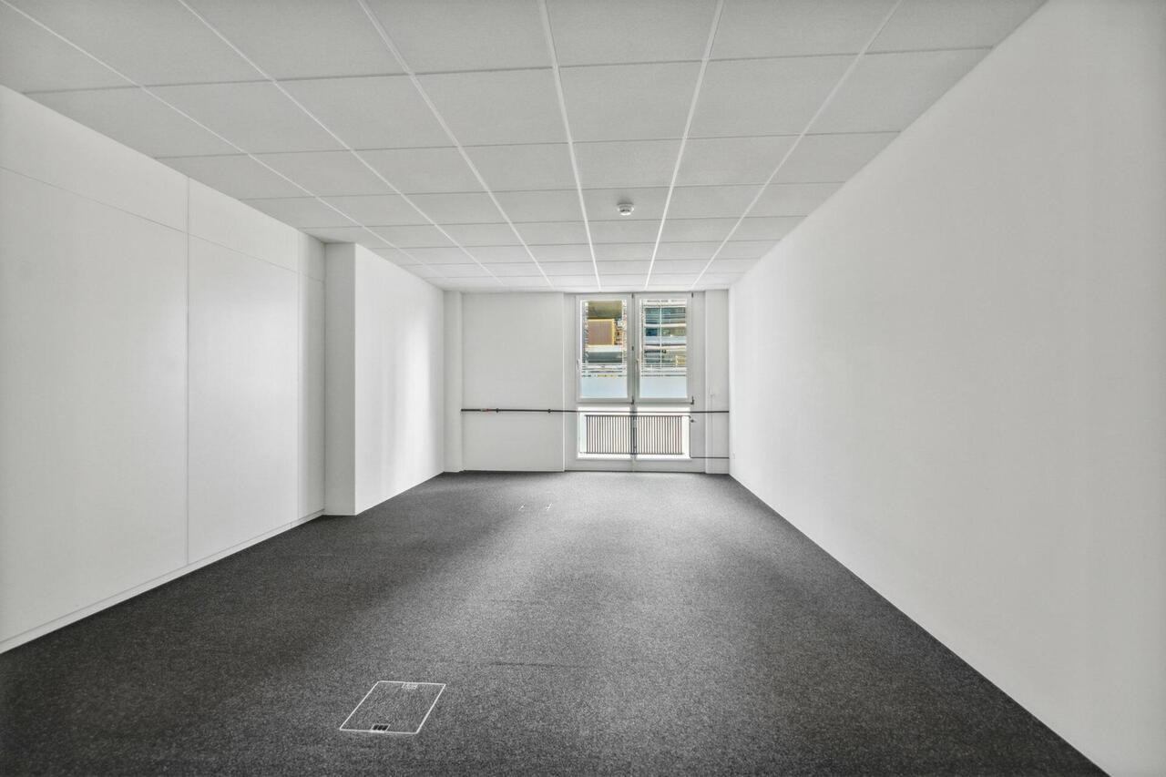 351m² office