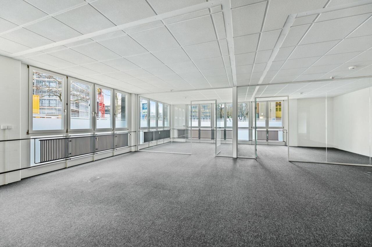 351m² office