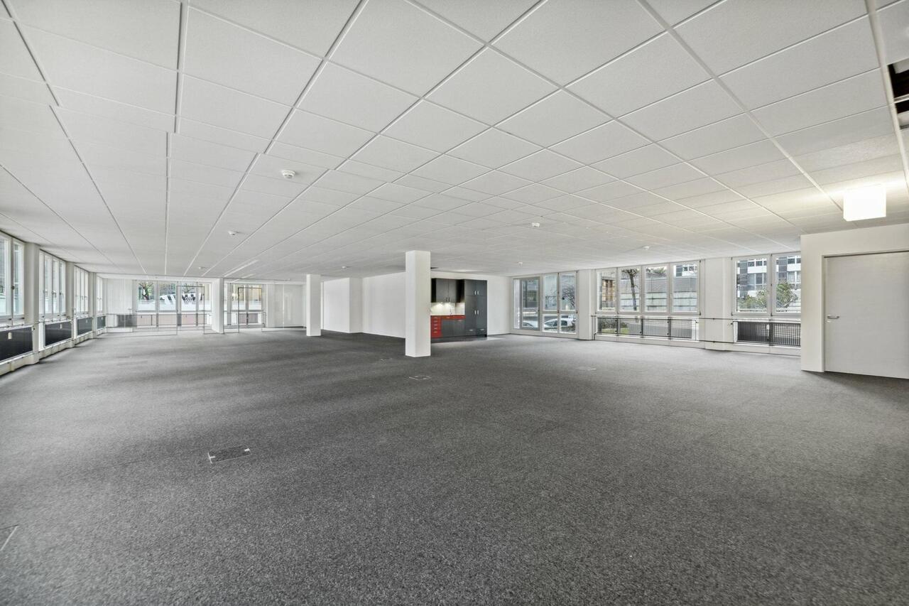 351m² office