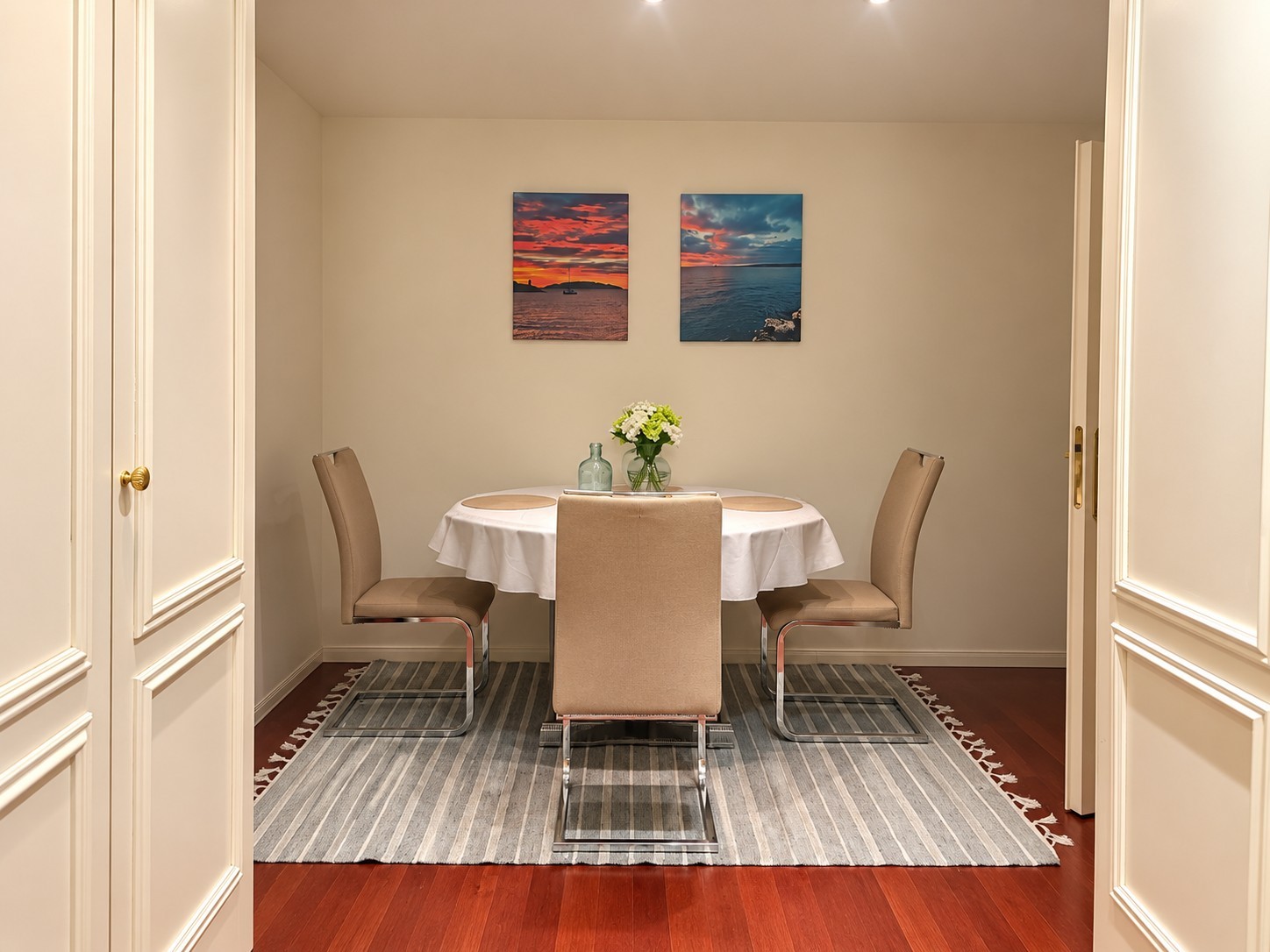 Nachmieter gesucht!

Il est idéal pour un futur locataire : une personne seule ou un couple, qui apprécie un mode de vie de haute qualité avec un confort de vie. Il offre un design décoratif élégant et des meubles, un magnifique paysage environnant, des installations sportives juste au pas de la por