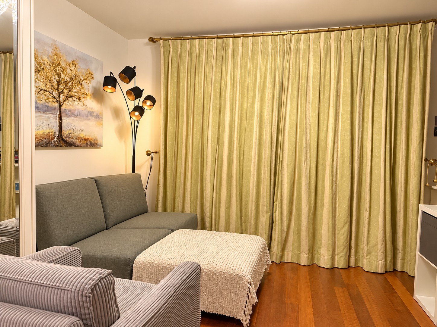 Nachmieter gesucht!

Il est idéal pour un futur locataire : une personne seule ou un couple, qui apprécie un mode de vie de haute qualité avec un confort de vie. Il offre un design décoratif élégant et des meubles, un magnifique paysage environnant, des installations sportives juste au pas de la por