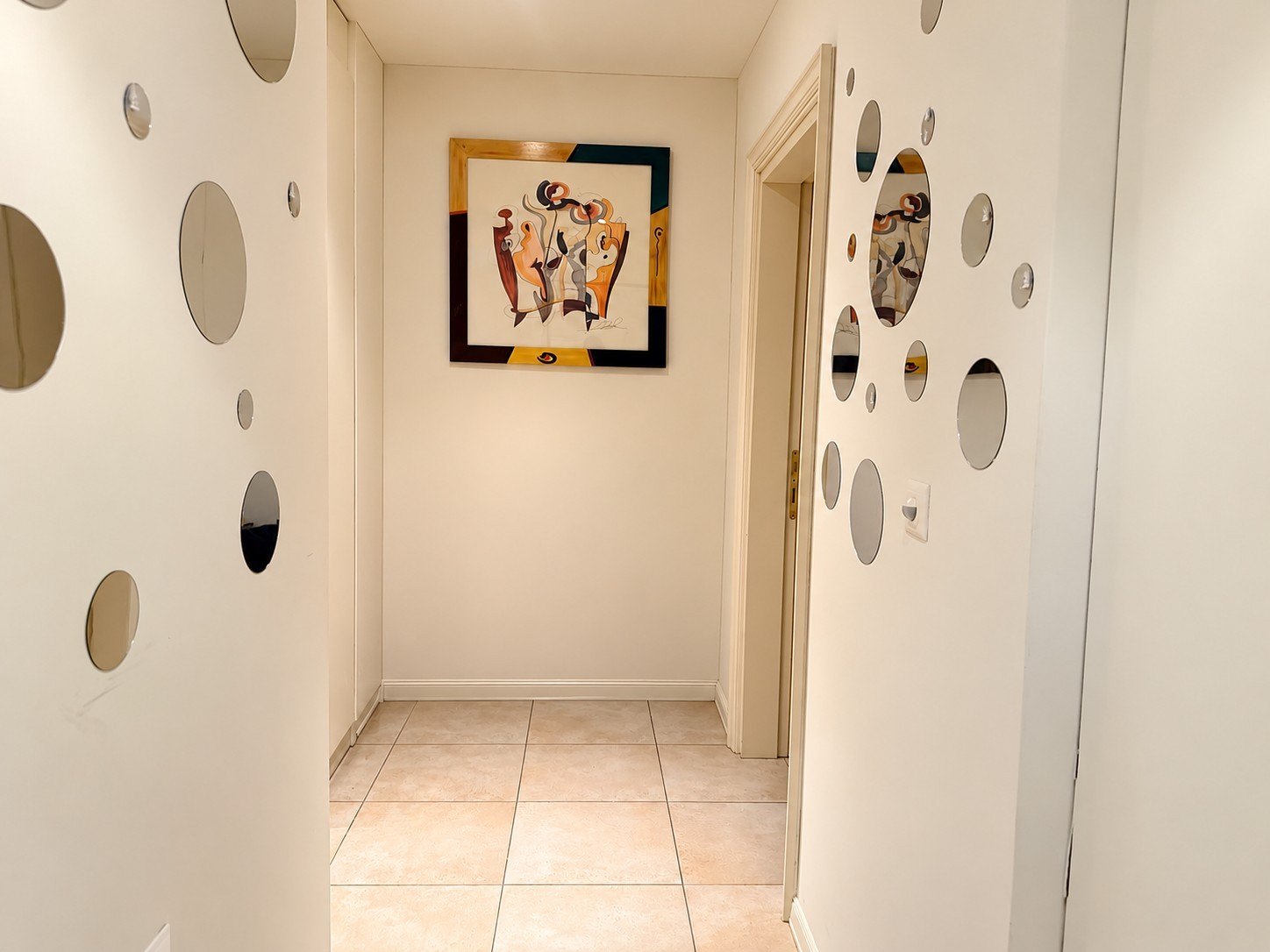 Nachmieter gesucht!

Il est idéal pour un futur locataire : une personne seule ou un couple, qui apprécie un mode de vie de haute qualité avec un confort de vie. Il offre un design décoratif élégant et des meubles, un magnifique paysage environnant, des installations sportives juste au pas de la por