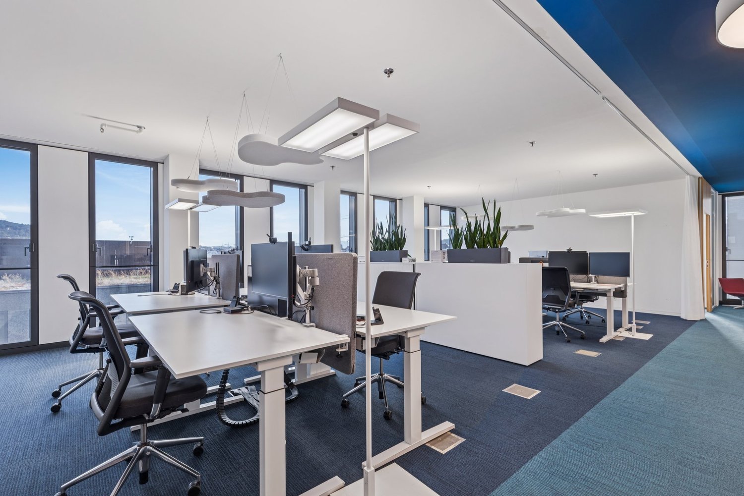 1298m² office