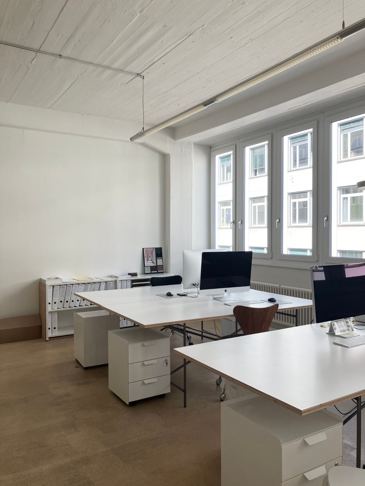 TROIS POSTES DE TRAVAIL MEUBLÉS À LOUER À ZÜRICH-BINZ