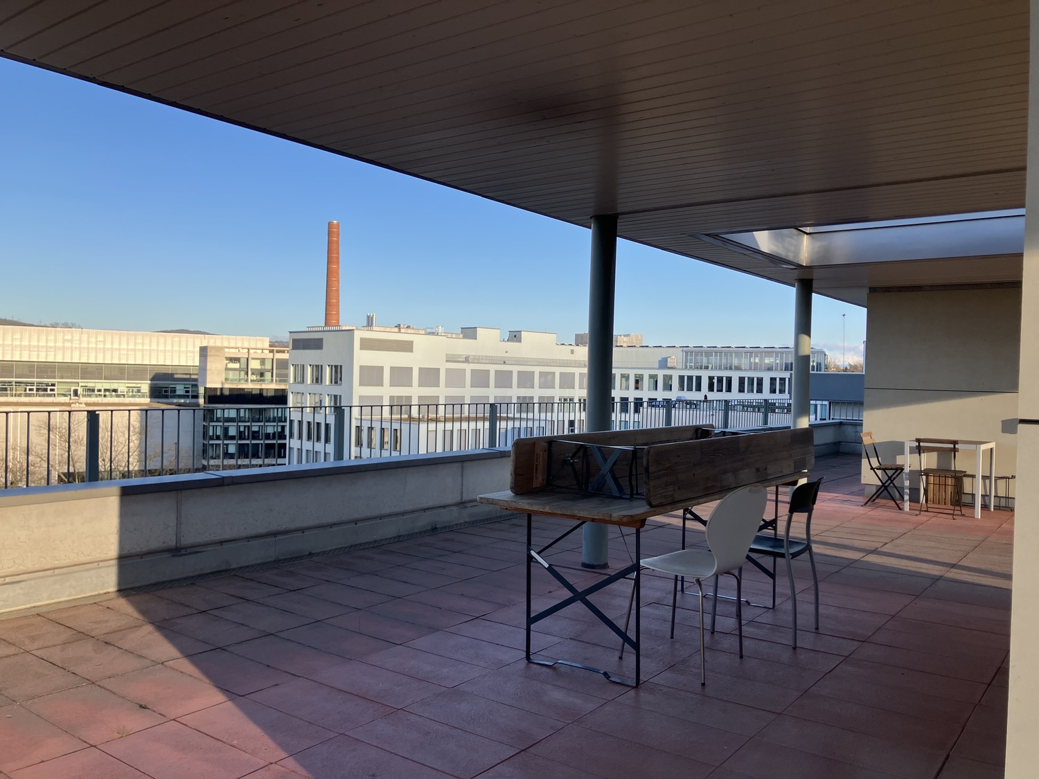 45m² commercial

Subtenant (male/female) wanted for
Atelier Galerieraum

Atelier at Giesshübelstrasse 62 B on the 4th floor with a large roof terrace, directly opposite Brunaupark and Sihlcity.

The entire area is approx. 130M2. Kitchen, WC / shower and Wlan are available.

I am looking for 1 - 2 su