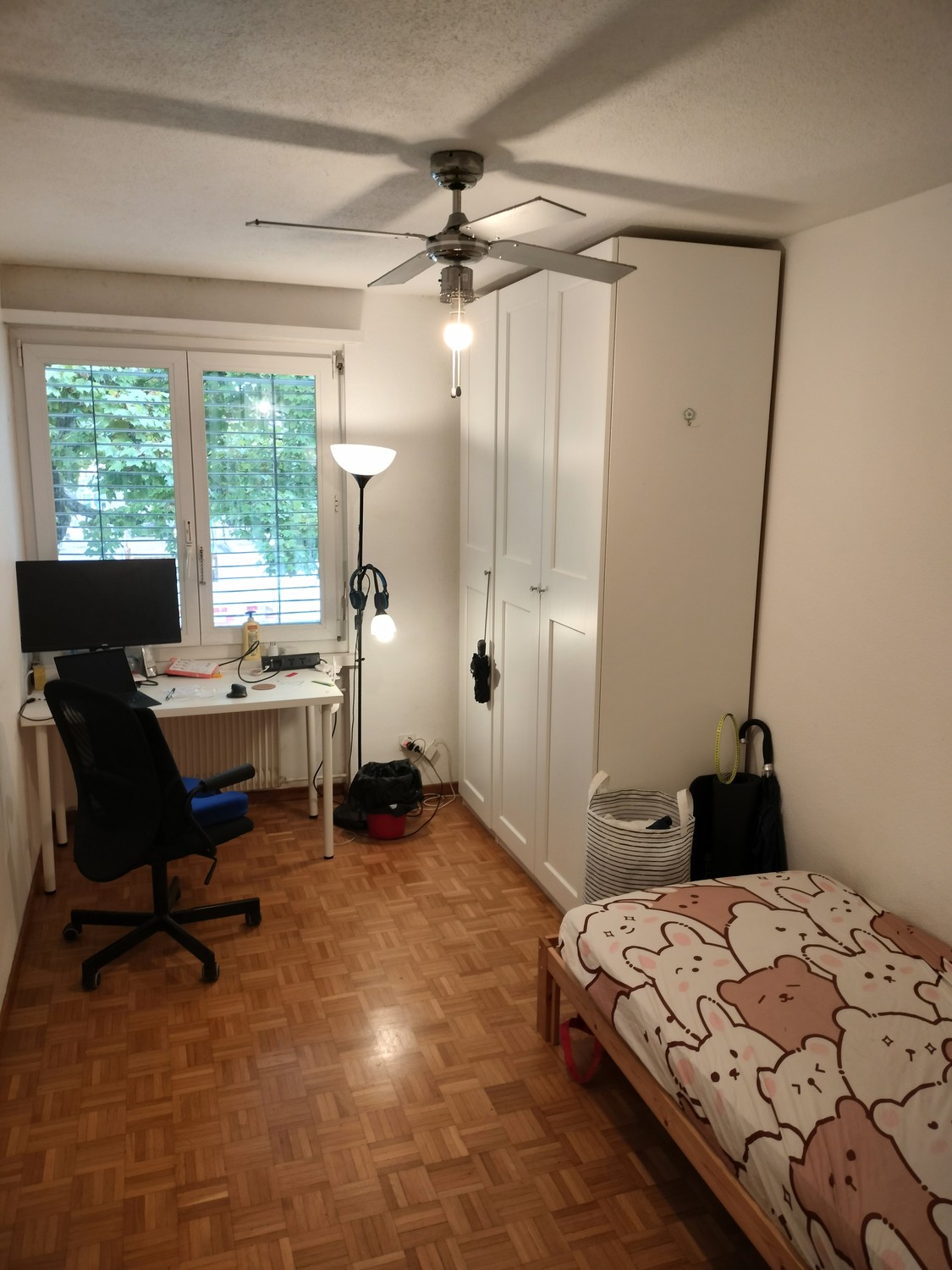 Chambre en colocation

Sous-location de ma chambre meublée dans un appartement de 3.5 pièces pour novembre et décembre. Vous partagerez l'appartement avec un doctorant à l'ETH. Le loyer est de CHF 1000/mois charges comprises. L'appartement se trouve à Neuaffoltern, à seulement cinq minutes de la gar
