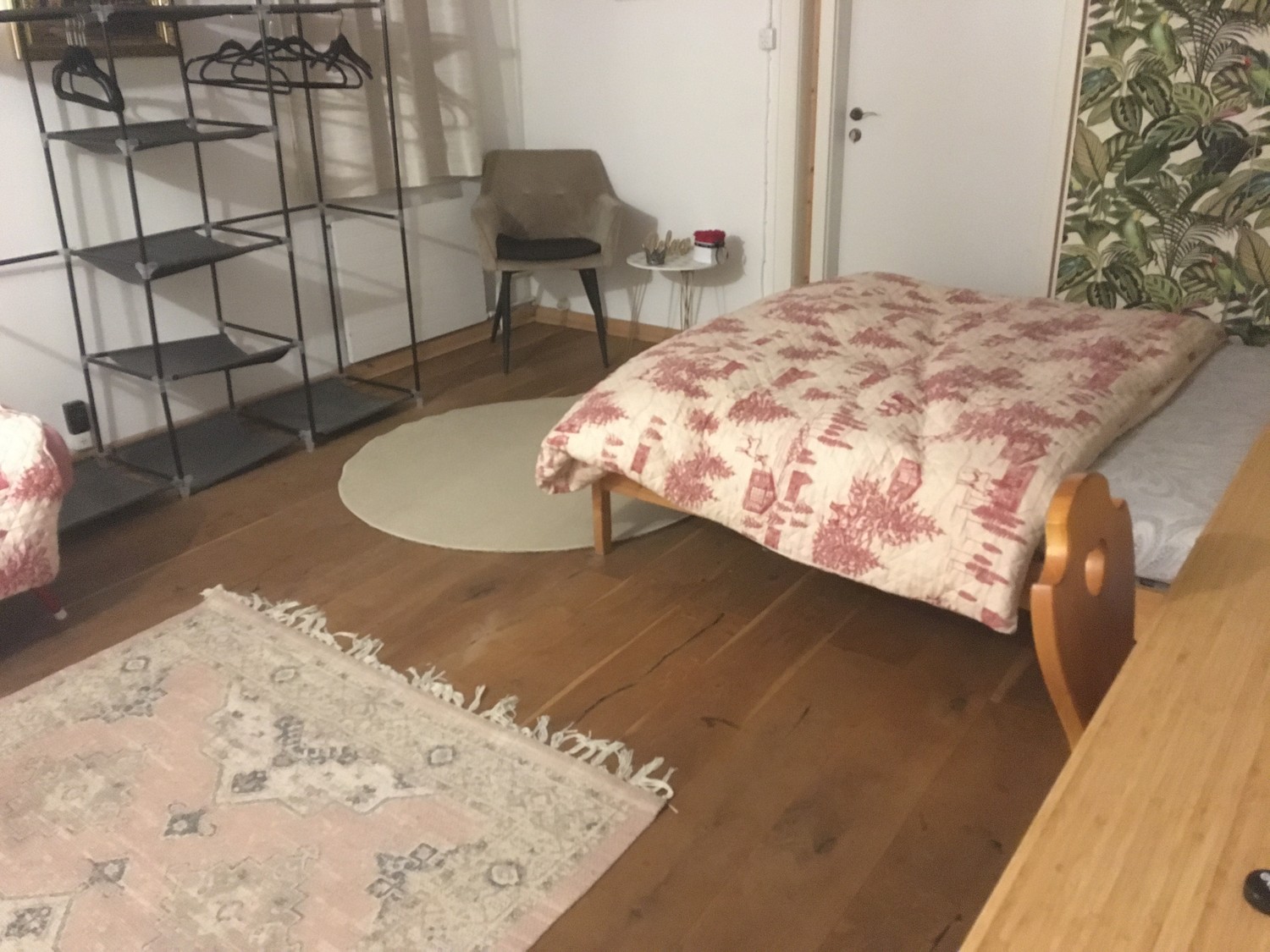 Chambre dans une colocation
Belle chambre dans un quartier très calme de Seefeld, avec une atmosphère très amicale et détendue. Le centre du village, les commerces et le lac sont accessibles en 5 ou 3 minutes à pied. La maison dispose d'une grande terrasse.