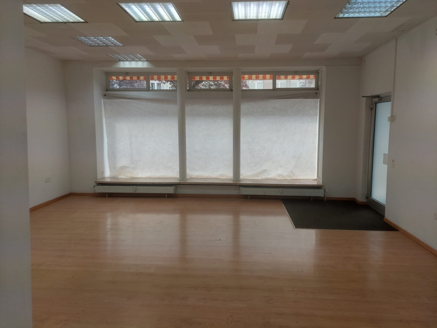63m² commercial