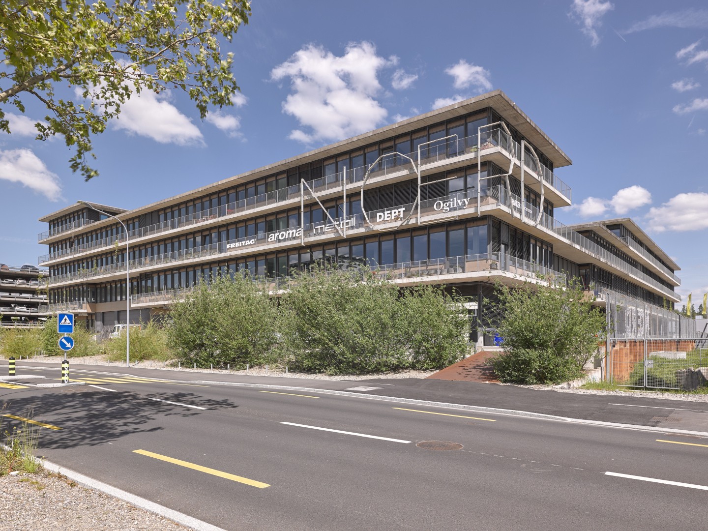 523m² office