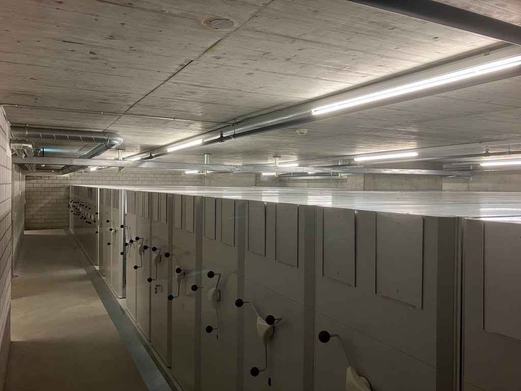 215m² locale di archiviazione, foto 1 di 5