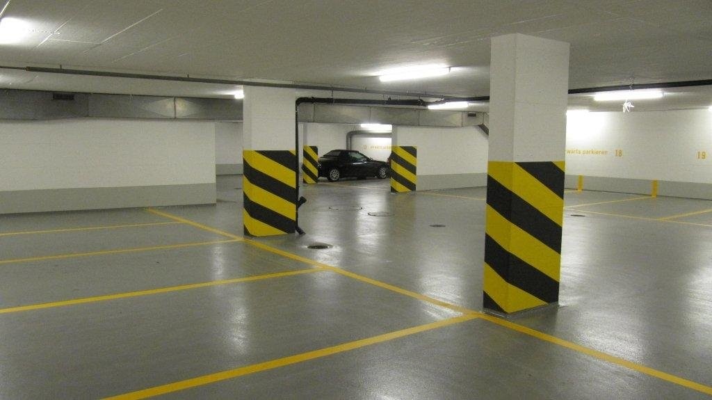 Place de parc souterrain
Nous louons immédiatement ou à convenir une place de stationnement dans un parking souterrain lumineux.
L'immeuble se situe en plein cœur du Kreis 7. Vous êtes au Kreuzplatz en seulement 4 minutes à pied ou à la gare de Stadelhofen en 10 minutes. Depuis le Kreuzplatz, les l