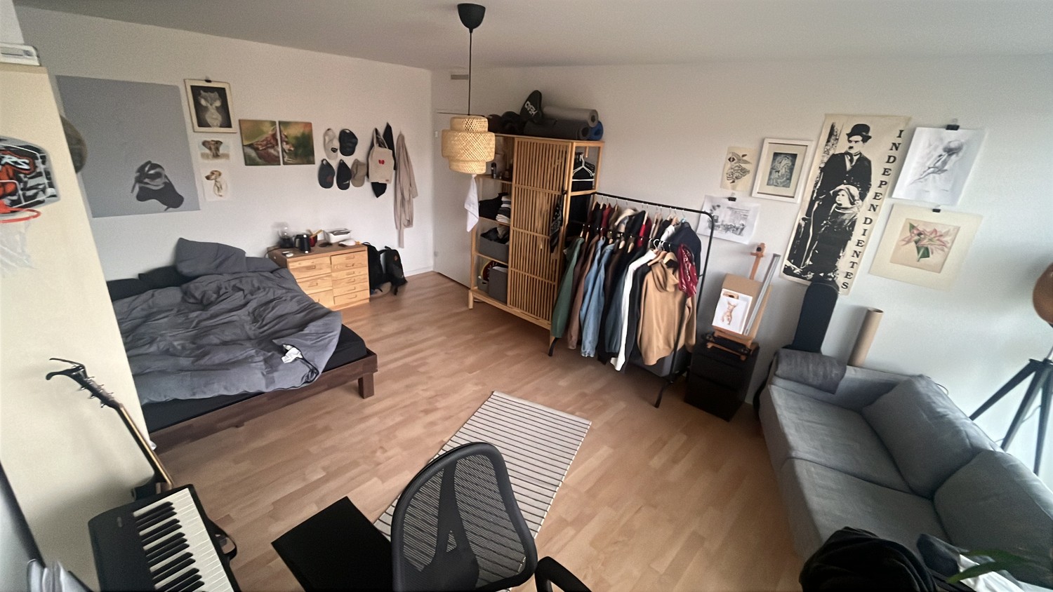 Zimmer in einer WG
Gehe in einen Kurzurlaub und untervermiete mein Zimmer für einen vorübergehenden Aufenthalt!
Die Untermiete ist vom 30. September bis zum 14. Oktober. Die monatliche Miete beträgt 1'190 Franken, somit werden es für den **14-tägigen Aufenthalt 555 Franken** sein, inklusive Nebenkos, Foto 1 von 6