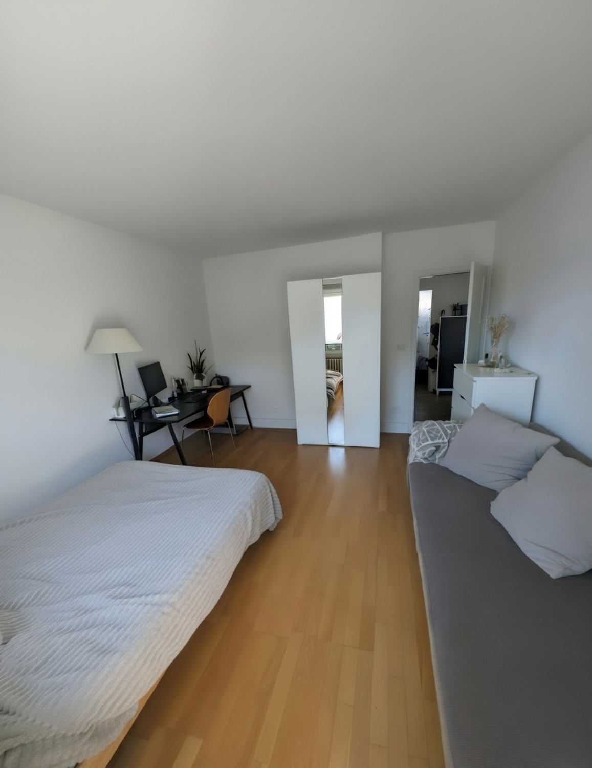 Lovely Furnished Room for Rent in Zurich 🌿
Offro una bellissima camera completamente arredata di circa 25 m² nel mio appartamento a Zurich con balcone. Disponibile dal 1° Nov 2026.
La stanza è spaziosa, luminosa e confortevolmente arredata, offrendo un piacevole posto in cui sentirsi a casa.
Aff, foto 1 di 4