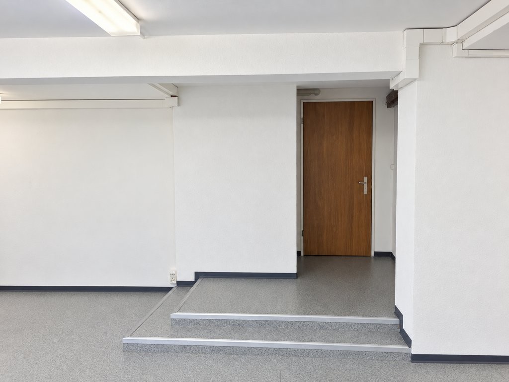 84m² commercial
