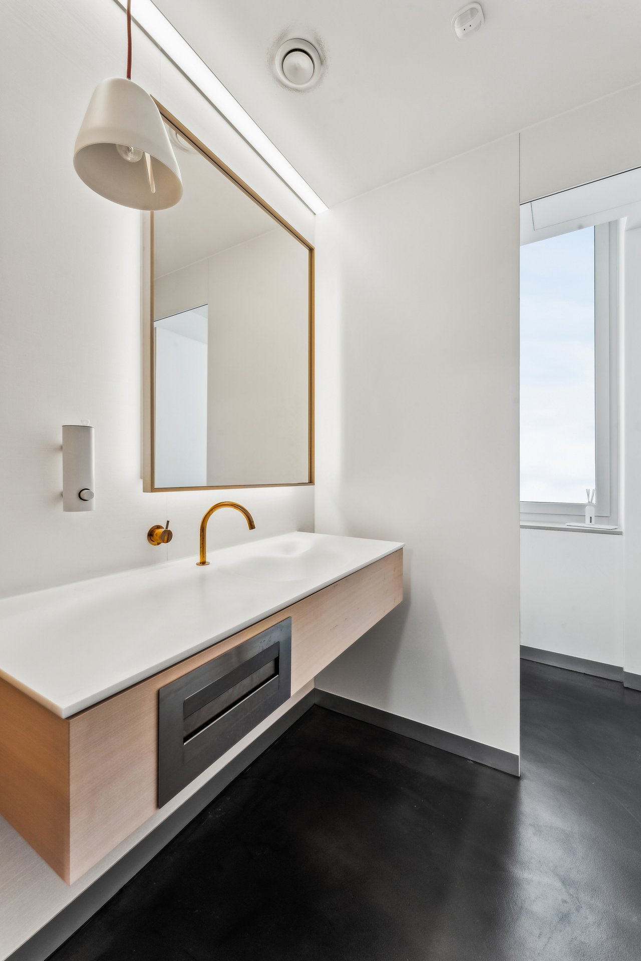 276m² office