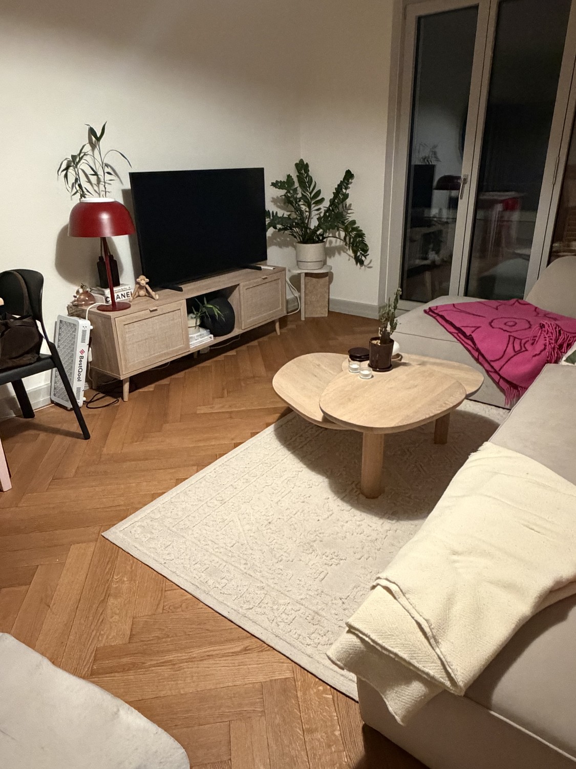 Appartement de 2 ½ pièces
Salut ! Je sous-loue mon appartement meublé de 2,5 pièces à Zürich pendant Noël, entre le 9 et le 27 décembre 🎄
L'appartement fait 48 m² avec une chambre séparée et un lit double, un salon, une cuisine, une salle de bain et une machine à laver, dans un excellent quartier