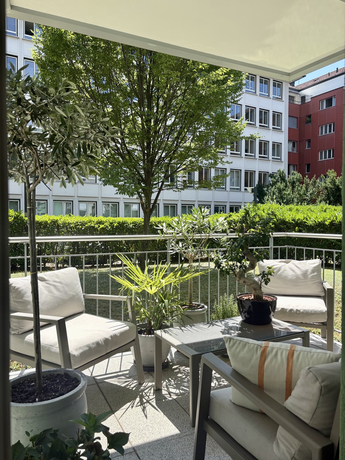 Je sous-loue mon appartement entièrement meublé à Zurich Seefeld de novembre à janvier.

L'appartement est situé Lindenstrasse dans un quartier calme mais très central de Seefeld. Le lac n'est qu'à environ 3 minutes à pied, tandis que Coop, Migros, la poste et une pharmacie sont tous à proximité. L'