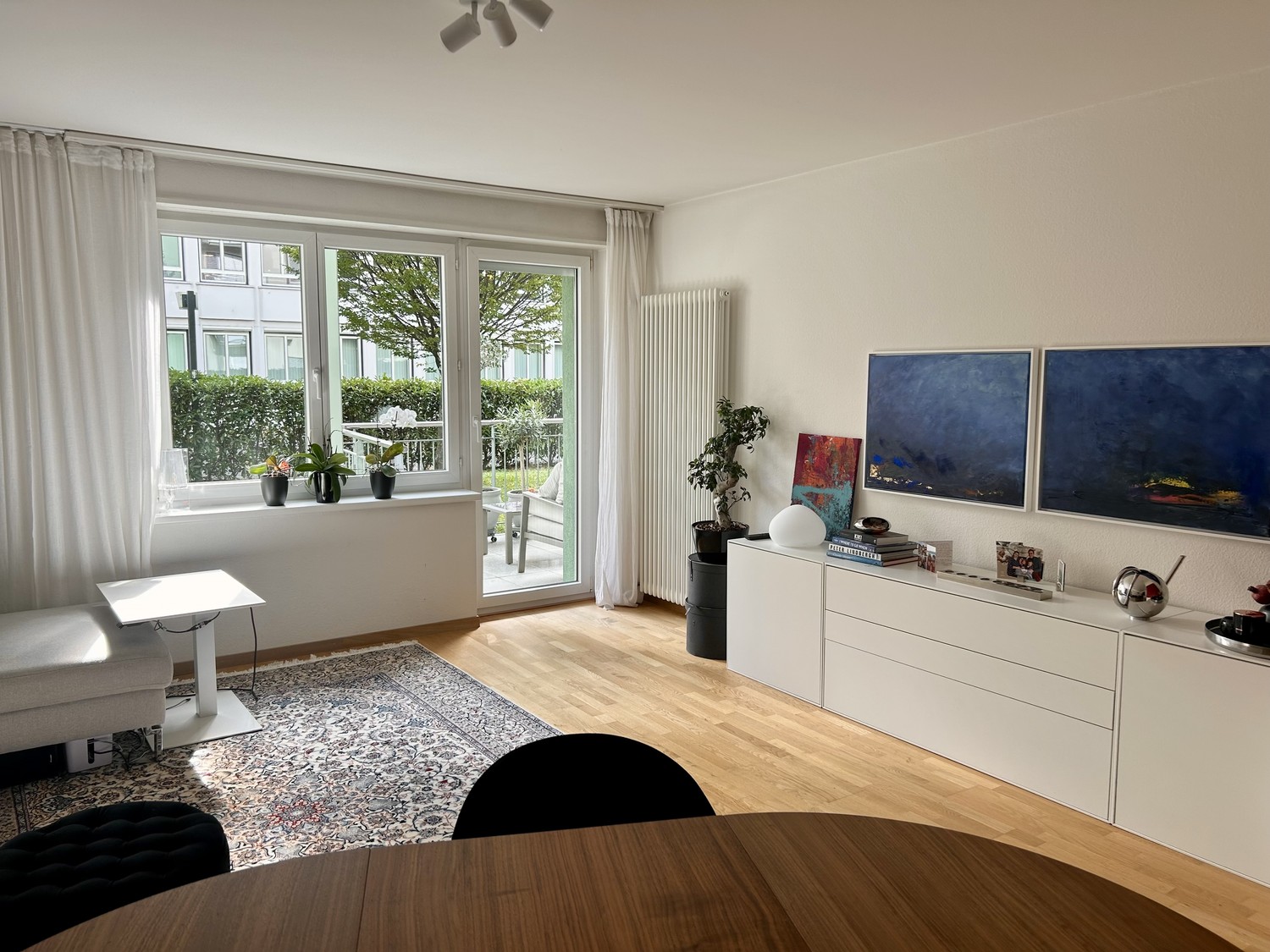 Je sous-loue mon appartement entièrement meublé à Zurich Seefeld de novembre à janvier.

L'appartement est situé Lindenstrasse dans un quartier calme mais très central de Seefeld. Le lac n'est qu'à environ 3 minutes à pied, tandis que Coop, Migros, la poste et une pharmacie sont tous à proximité. L'