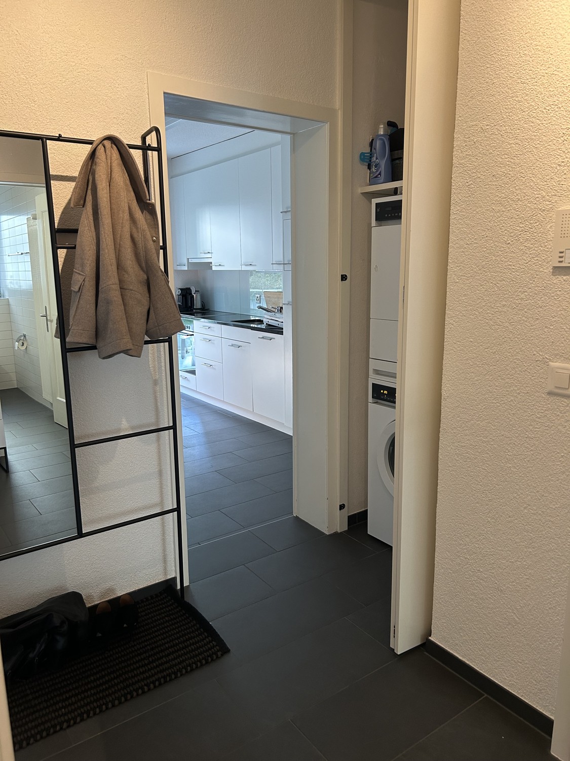 Je sous-loue mon appartement entièrement meublé à Zurich Seefeld de novembre à janvier.

L'appartement est situé Lindenstrasse dans un quartier calme mais très central de Seefeld. Le lac n'est qu'à environ 3 minutes à pied, tandis que Coop, Migros, la poste et une pharmacie sont tous à proximité. L'