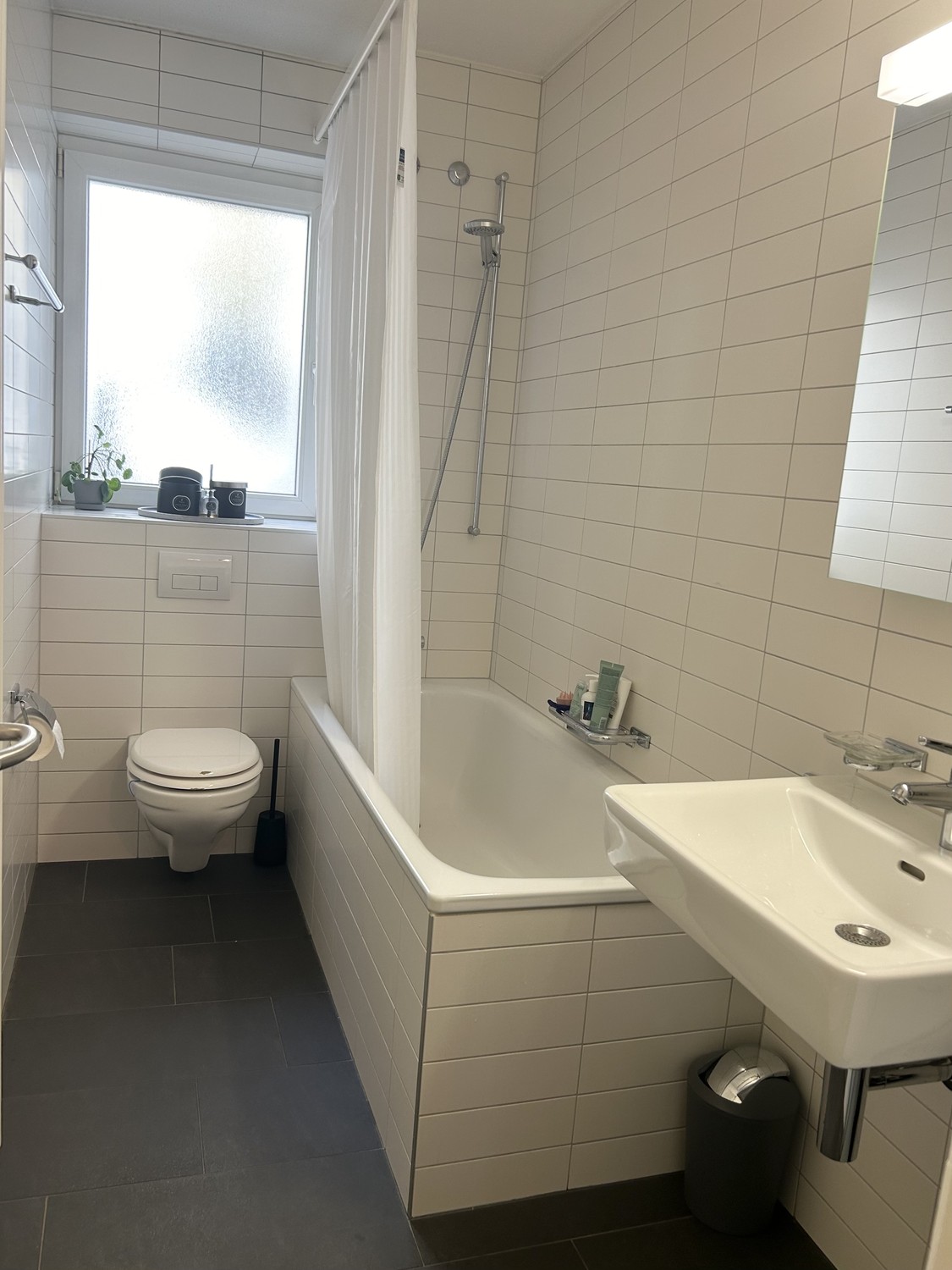 Je sous-loue mon appartement entièrement meublé à Zurich Seefeld de novembre à janvier.

L'appartement est situé Lindenstrasse dans un quartier calme mais très central de Seefeld. Le lac n'est qu'à environ 3 minutes à pied, tandis que Coop, Migros, la poste et une pharmacie sont tous à proximité. L'