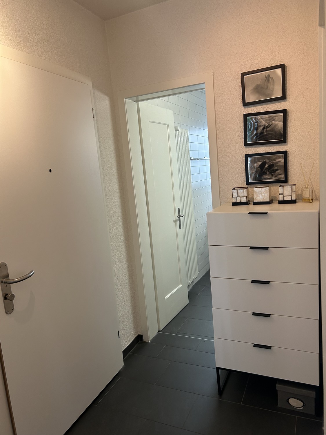 Je sous-loue mon appartement entièrement meublé à Zurich Seefeld de novembre à janvier.

L'appartement est situé Lindenstrasse dans un quartier calme mais très central de Seefeld. Le lac n'est qu'à environ 3 minutes à pied, tandis que Coop, Migros, la poste et une pharmacie sont tous à proximité. L'
