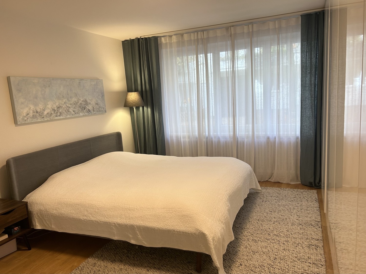 Je sous-loue mon appartement entièrement meublé à Zurich Seefeld de novembre à janvier.

L'appartement est situé Lindenstrasse dans un quartier calme mais très central de Seefeld. Le lac n'est qu'à environ 3 minutes à pied, tandis que Coop, Migros, la poste et une pharmacie sont tous à proximité. L'