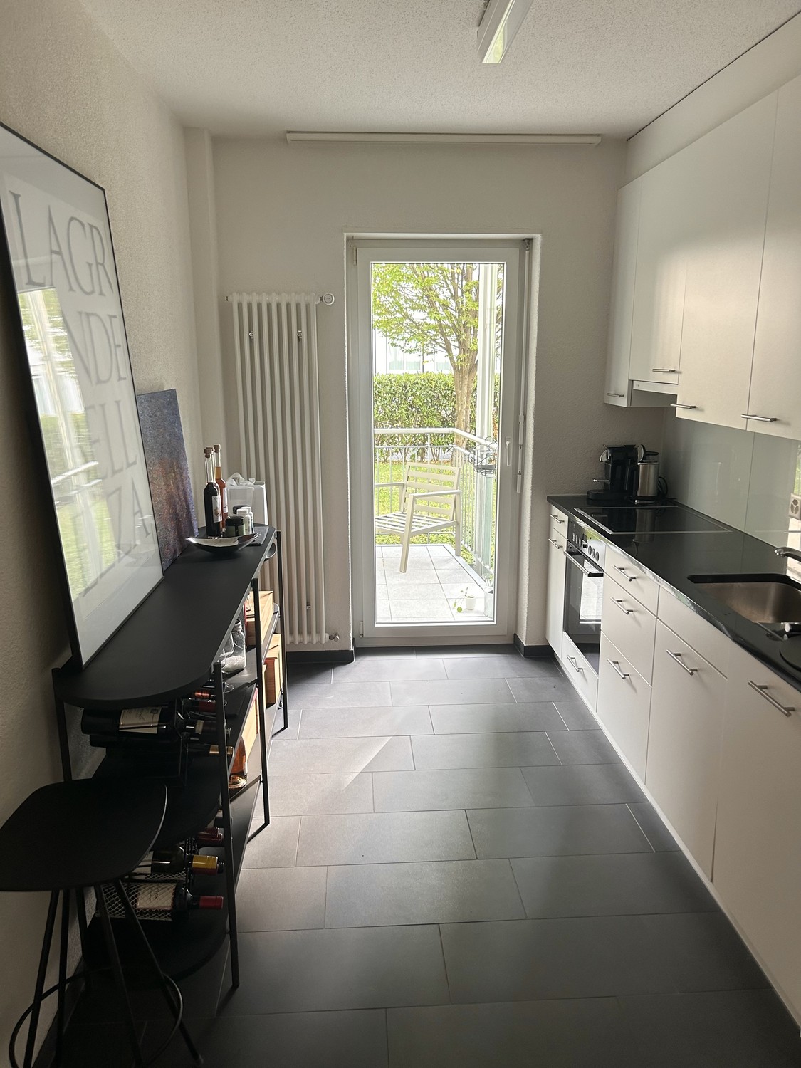 Je sous-loue mon appartement entièrement meublé à Zurich Seefeld de novembre à janvier.

L'appartement est situé Lindenstrasse dans un quartier calme mais très central de Seefeld. Le lac n'est qu'à environ 3 minutes à pied, tandis que Coop, Migros, la poste et une pharmacie sont tous à proximité. L'