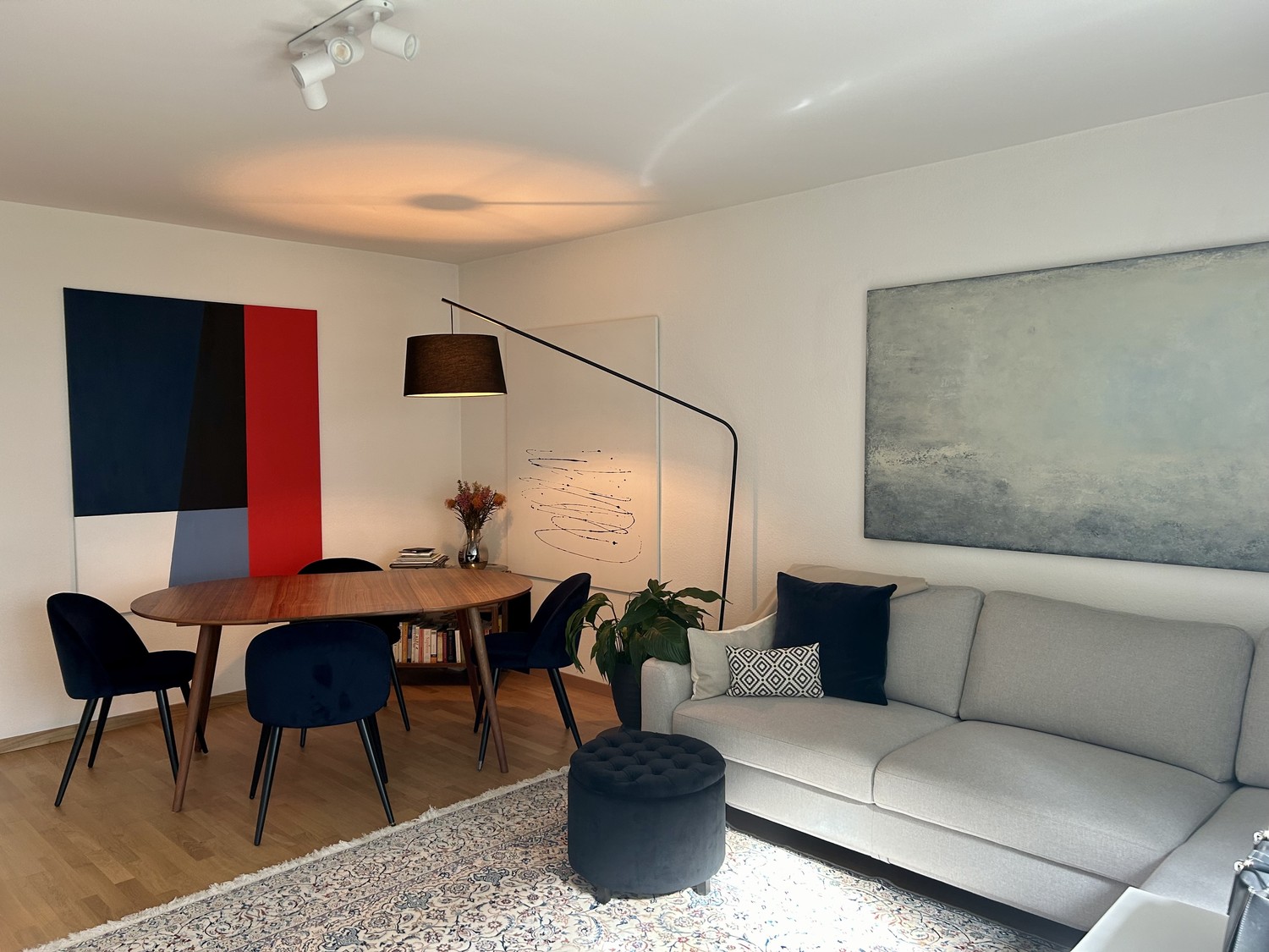 Je sous-loue mon appartement entièrement meublé à Zurich Seefeld de novembre à janvier.

L'appartement est situé Lindenstrasse dans un quartier calme mais très central de Seefeld. Le lac n'est qu'à environ 3 minutes à pied, tandis que Coop, Migros, la poste et une pharmacie sont tous à proximité. L'