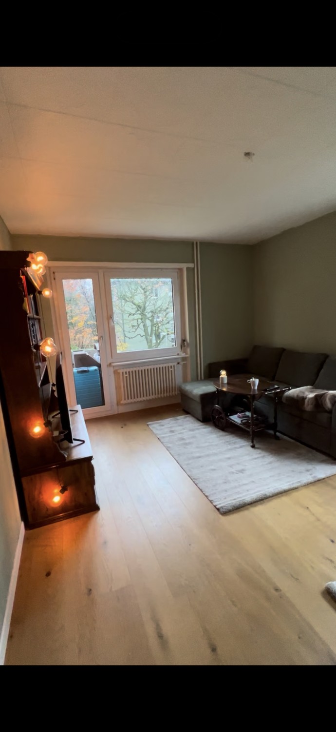 Zimmer in einer WG
Ich suche eine weibliche Mitbewohnerin, die ein unmöbliertes Zimmer in unserer Wohngemeinschaft in Zurich übernimmt.
* 8 Minuten zu Fuss zum Bahnhof Oerlikon
* Privates Zimmer mit einem Balkon
* CHF 850/Monat (inklusive Nebenkosten)
* Das Zimmer ist unmöbliert, aber ich verkaufe m, Foto 1 von 2