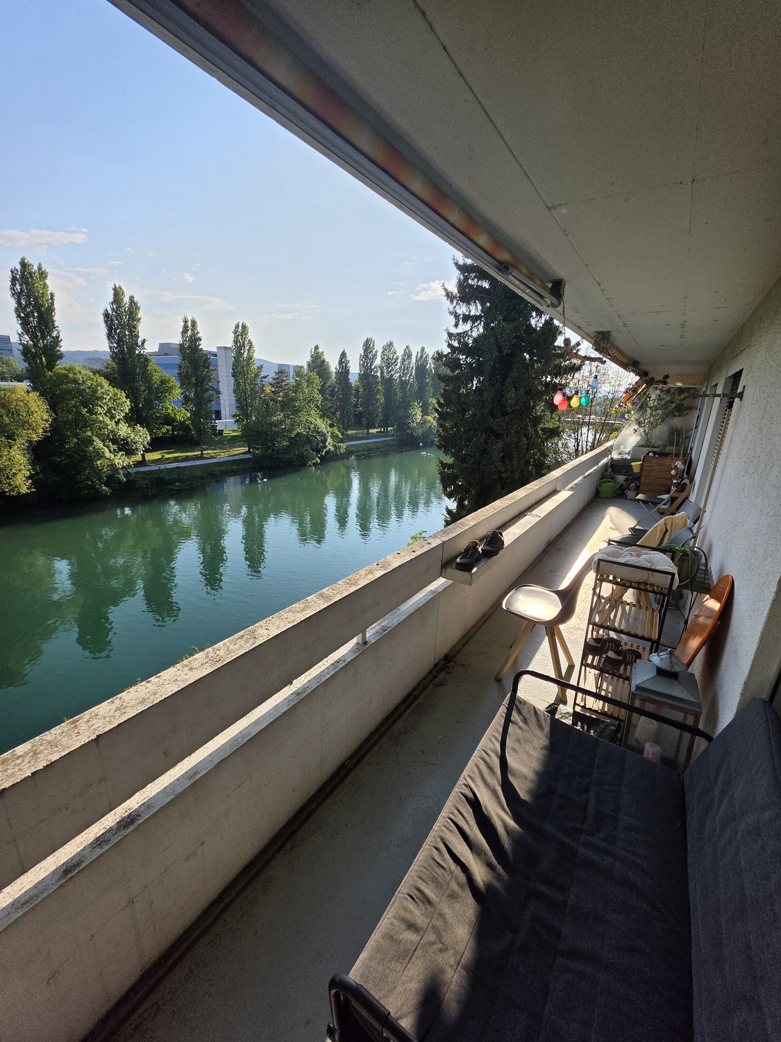 Zimmer in einer WG

Ich vermiete mein Zimmer in einem Wohngemeinschaftshaus für maximal 6 Monate, beginnend am ersten November.
Das Zimmer wird voll möbliert sein. Und hat einen Balkon direkt an die Limmat.
Das Haus wird mit 2 Mädchen und einem Typen geteilt.

 Leider nicht viel Platz für Stauraum i