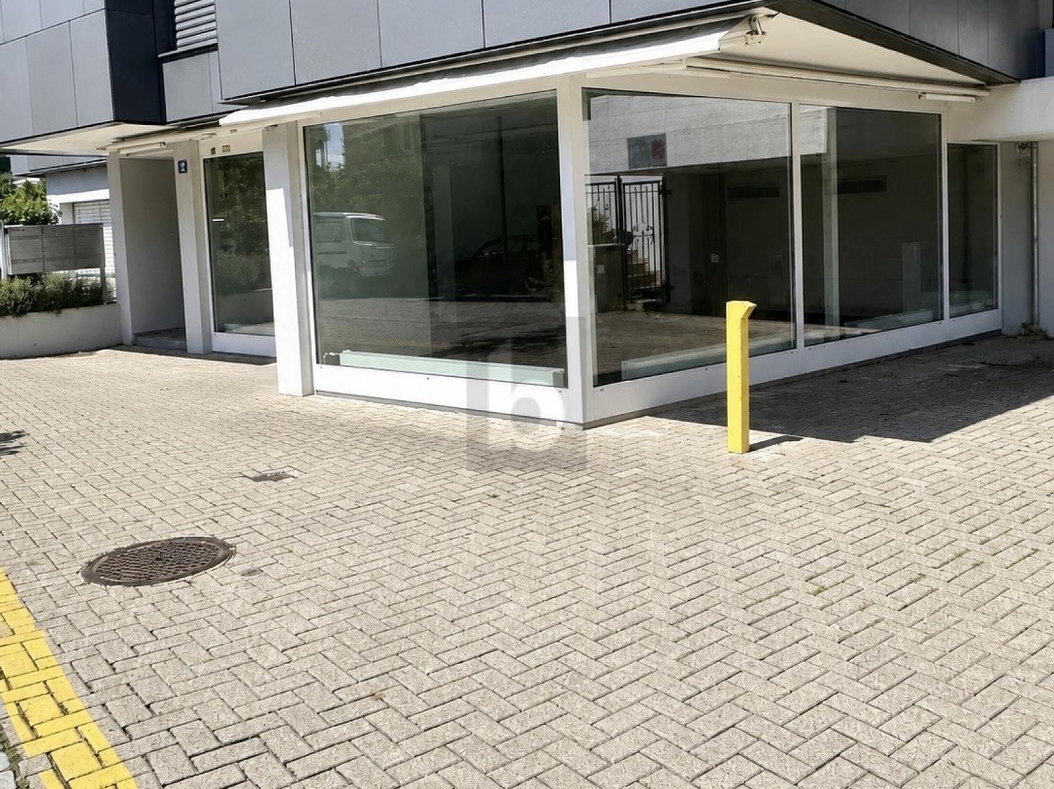 49m² shop