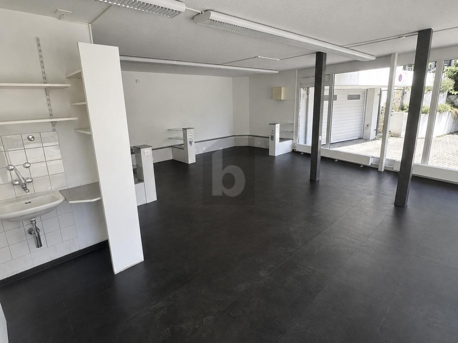 49m² shop