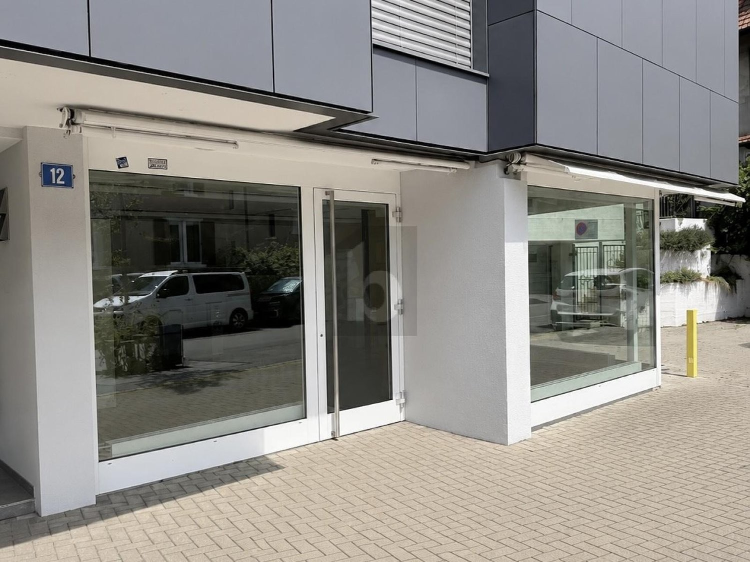 49m² shop