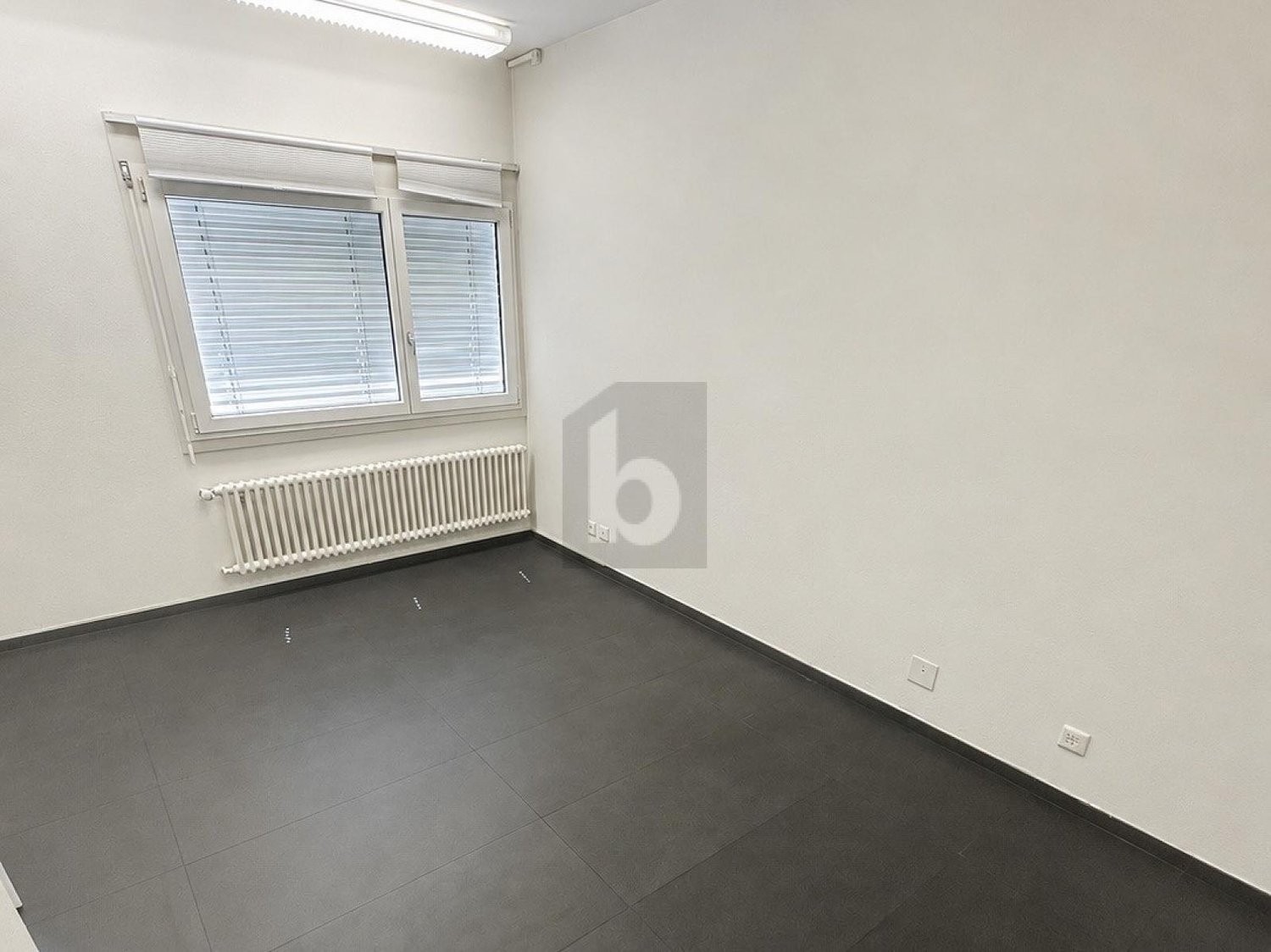 49m² shop