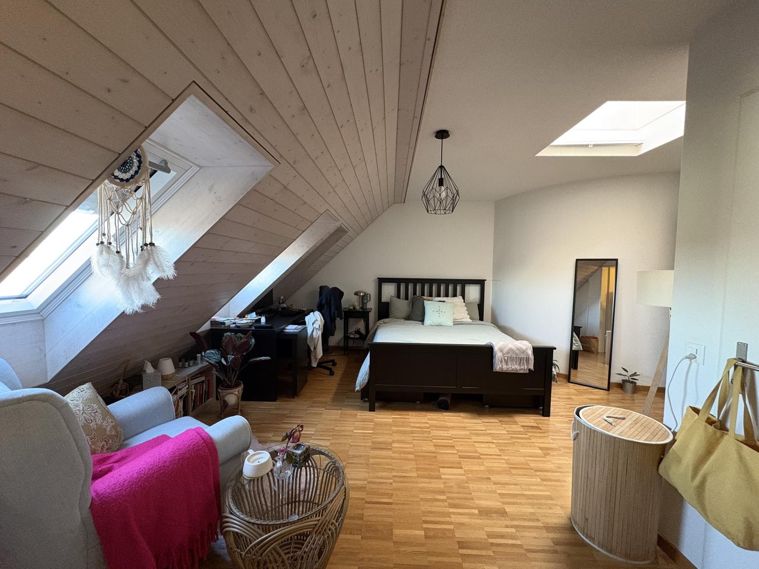 Chambre dans une colocation

Une chambre dans une WG calme et amicale avec salle de bain privée et débarras – disponible dès le 1er novembre 2026.

Salut ! Nous recherchons un nouveau colocataire pour reprendre la plus grande chambre de notre WG à Schwamendingen, Zürich.

La chambre :
- La plus gran
