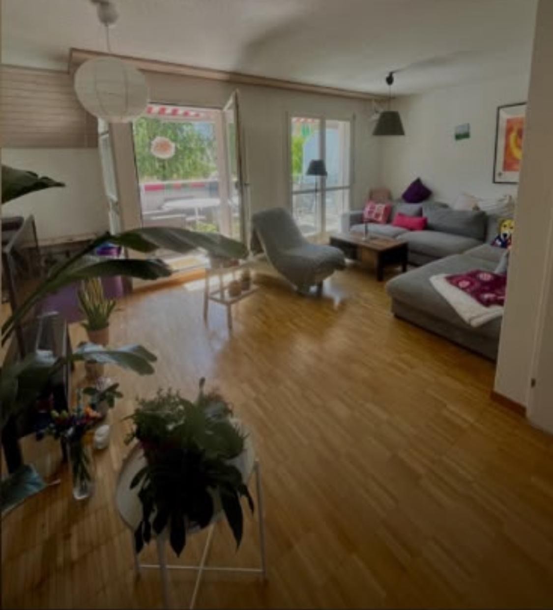 Chambre dans une colocation

Une chambre dans une WG calme et amicale avec salle de bain privée et débarras – disponible dès le 1er novembre 2026.

Salut ! Nous recherchons un nouveau colocataire pour reprendre la plus grande chambre de notre WG à Schwamendingen, Zürich.

La chambre :
- La plus gran