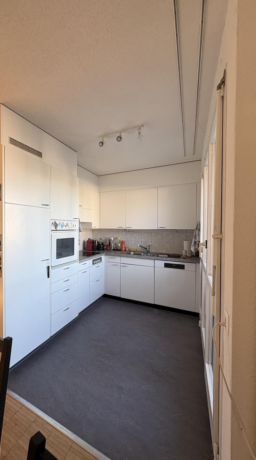 Chambre dans une colocation

Une chambre dans une WG calme et amicale avec salle de bain privée et débarras – disponible dès le 1er novembre 2026.

Salut ! Nous recherchons un nouveau colocataire pour reprendre la plus grande chambre de notre WG à Schwamendingen, Zürich.

La chambre :
- La plus gran