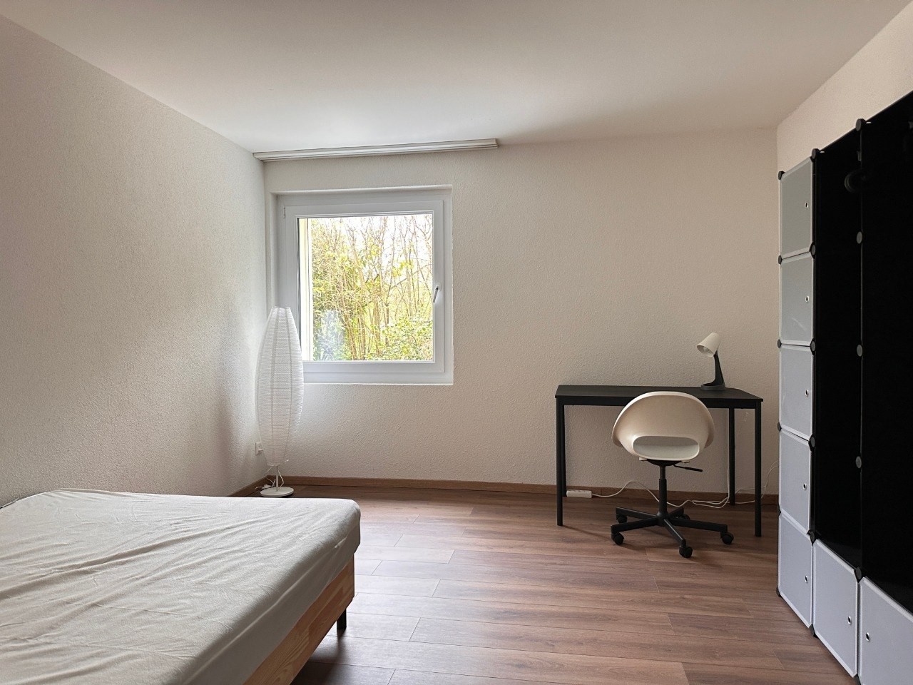 Chambre dans une colocation
Je cherche quelqu'un pour reprendre ma chambre dans un appartement en colocation moderne et bien entretenu à Witikon, Zurich, du 1 novembre 2026 au 31 mars 2027. Vous partageriez l'appartement avec deux gars de 25 ans.
L'appartement est situé dans un quartier résidentie