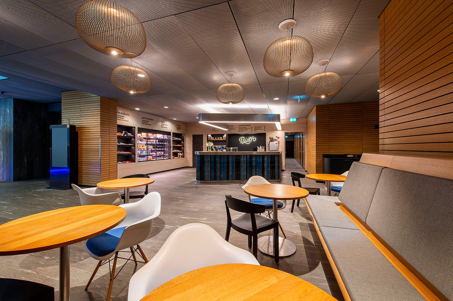 Bureaux de 1570m²

Nous louons dès maintenant ou sur rendez-vous des surfaces de bureaux représentatives à Oerlikon :

- architecture moderne avec certification LEED

- surfaces de bureaux entièrement **aménagées, meublées** et **prêtes à l'emploi** incluant le refroidissement/la ventilation

- 1570
