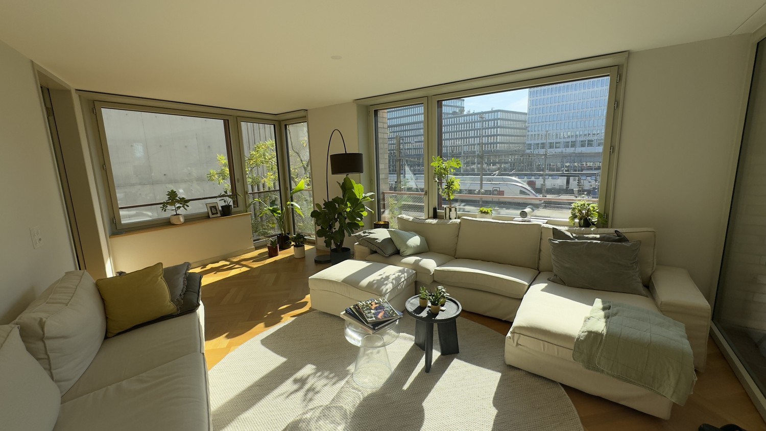 Zimmer in einer WG

Ich untervermiete mein Zimmer in einer modernen 3.5-Zimmer-Wohnung (Baujahr 2019) an der Zollstrasse 37, 8005 Zurich.

Daten: Januar bis Februar, mit etwas Flexibilität: Einzug möglich ab Ende Dezember, Auszug bis spätestens 10 March. Mindestaufenthalt 2 Monate.

Das Zimmer: Möbl