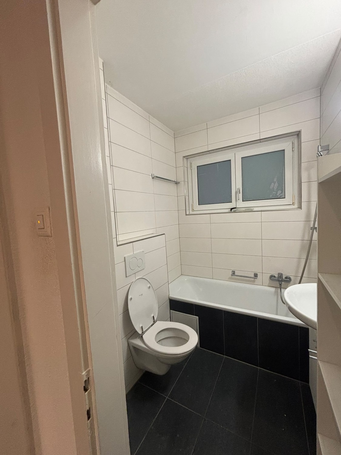 Recherche locataire de remplacement pour un appartement de 3 pièces chaleureux à proximité de Sihlcity. Deux balcons, emplacement calme, bâtiment ancien. Visites le vendredi 9 octobre et le dimanche 11 octobre de 16h30 à 18h00.
