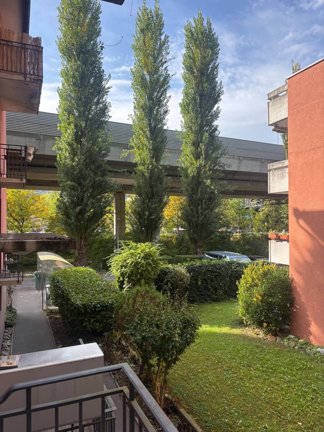 Recherche locataire de remplacement pour un appartement de 3 pièces chaleureux à proximité de Sihlcity. Deux balcons, emplacement calme, bâtiment ancien. Visites le vendredi 9 octobre et le dimanche 11 octobre de 16h30 à 18h00.