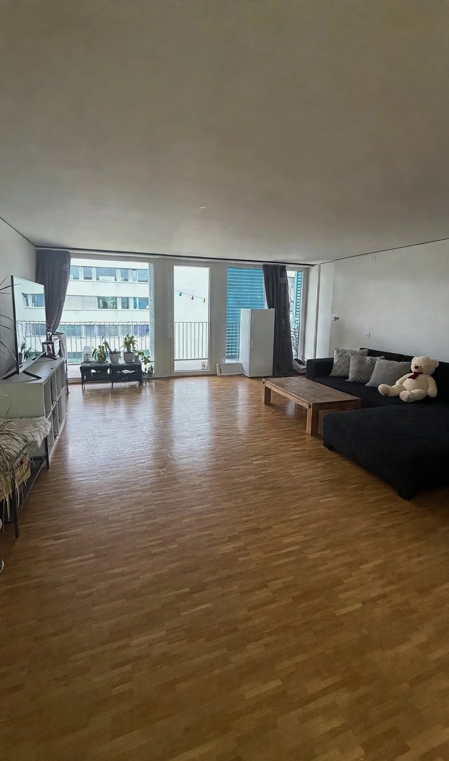 Chambre en colocation

De préférence une femme 👩🏼 – nous recherchons une colocataire pour garder la colocation mixte.

Vous cherchez un nouvel endroit pour vous sentir chez vous ? 🏡

L'appartement est situé à Oerlikon, dans un emplacement idéal et pratique, à environ 8 minutes de la gare d'Oerlik