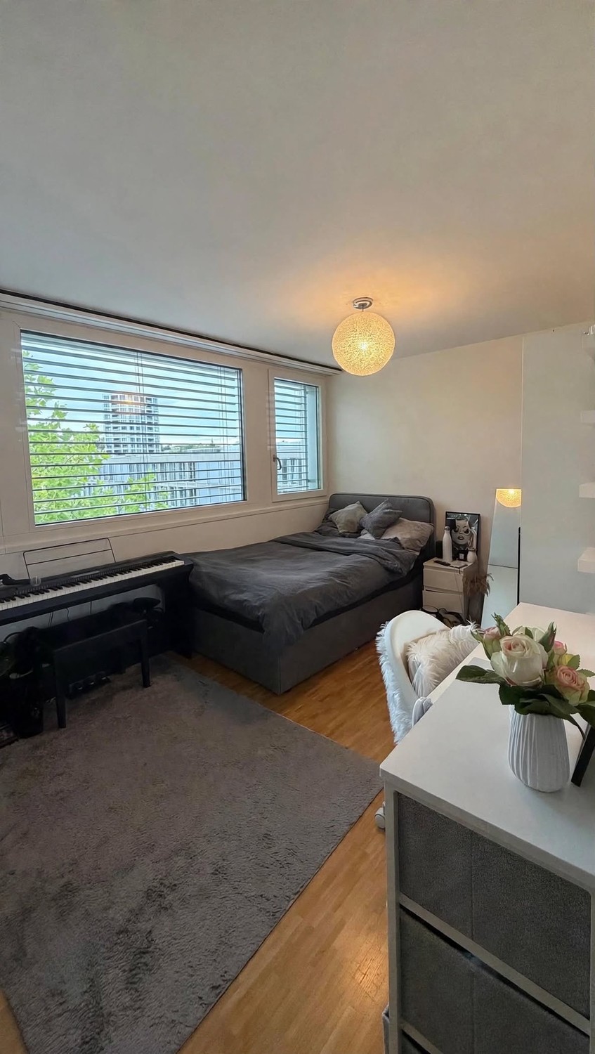 Chambre en colocation

De préférence une femme 👩🏼 – nous recherchons une colocataire pour garder la colocation mixte.

Vous cherchez un nouvel endroit pour vous sentir chez vous ? 🏡

L'appartement est situé à Oerlikon, dans un emplacement idéal et pratique, à environ 8 minutes de la gare d'Oerlik