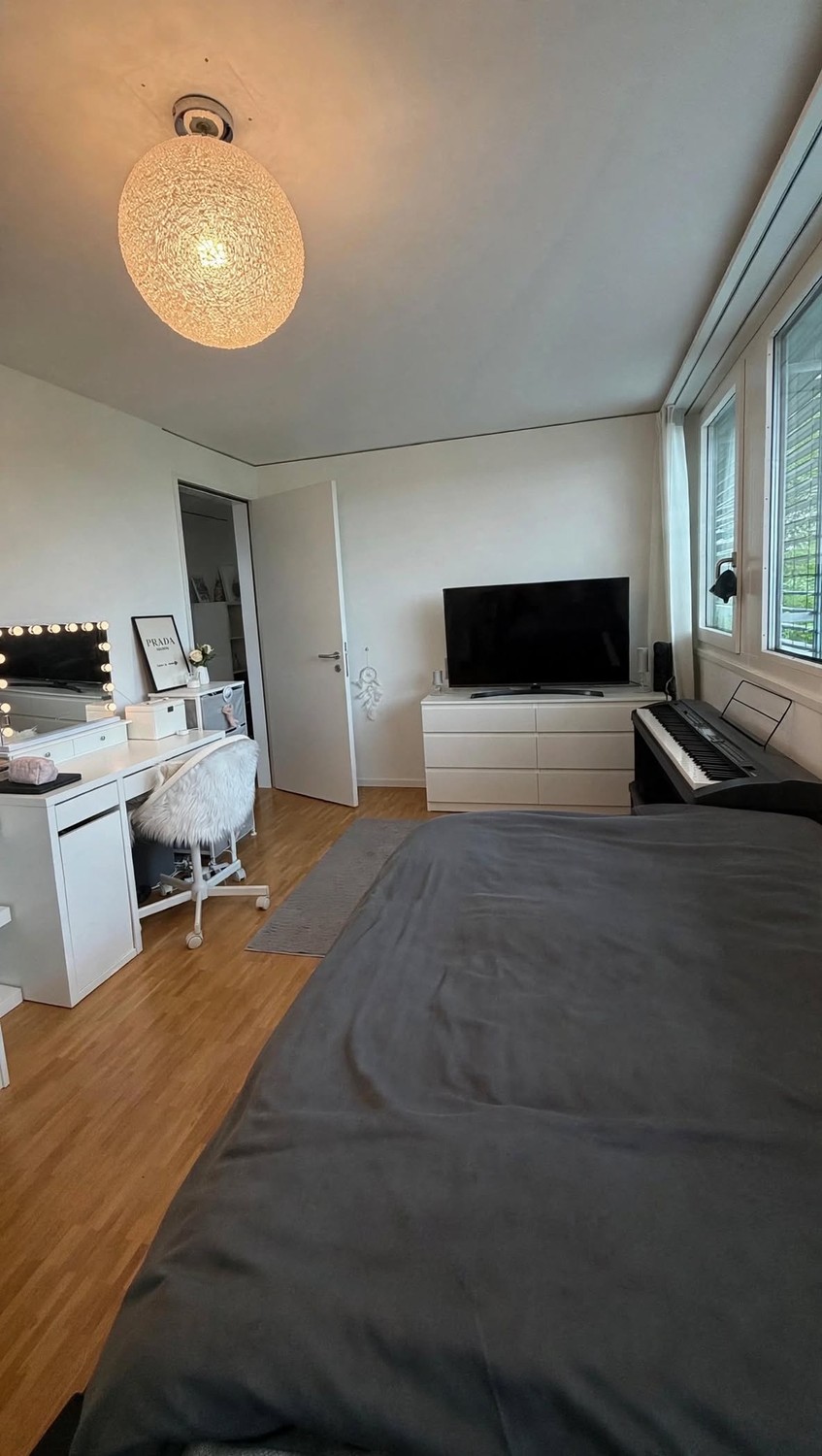 Chambre en colocation

De préférence une femme 👩🏼 – nous recherchons une colocataire pour garder la colocation mixte.

Vous cherchez un nouvel endroit pour vous sentir chez vous ? 🏡

L'appartement est situé à Oerlikon, dans un emplacement idéal et pratique, à environ 8 minutes de la gare d'Oerlik