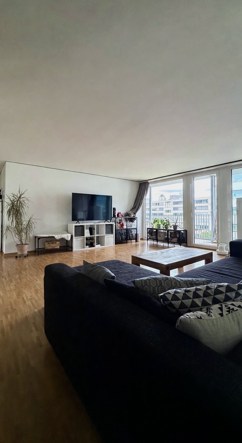 Chambre en colocation

De préférence une femme 👩🏼 – nous recherchons une colocataire pour garder la colocation mixte.

Vous cherchez un nouvel endroit pour vous sentir chez vous ? 🏡

L'appartement est situé à Oerlikon, dans un emplacement idéal et pratique, à environ 8 minutes de la gare d'Oerlik